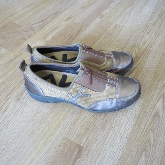Anne Klein AK Women's Bronze Brown Fabric Front Zip Low Top Shoes Size 7.5 - Picture 3 of 12
